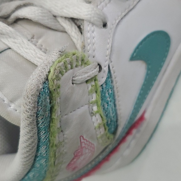 Air Jordan 1 Mid SE (GS) size 2Y - Picture 8 of 9